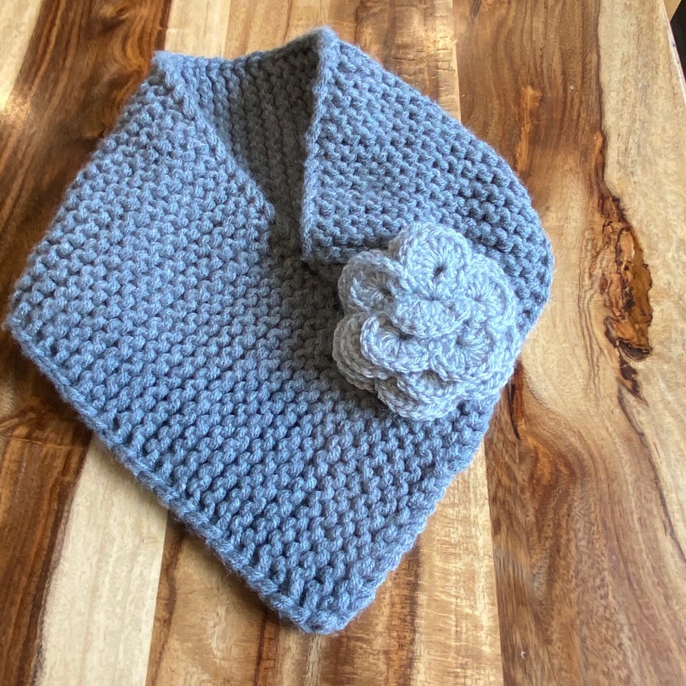Handmade neck warmer with flower